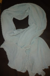 Nerabljen svetlo moder plisiran šal Laura Torelli, dolžina 190 cm