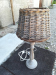 Lesena stilska retro samostoječa svetilka s pletenim senčnikom