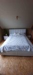 Dvižna postelja 160x200 z jogijem, letvenim dnom in nočnimi omaricami