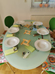 6 stolov in steklena ovalna jedilna miza