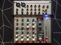 PHONIC AM240D, 10 kanalni mixer z efekti