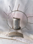 Okrogli kovinski svečnik v obliki sonca