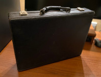 Vintage poslovni kovček iz črnega usnja, letnik 1974