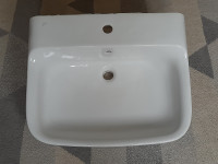 Keramični umivalnik 65x53 ideal standard s pipo.