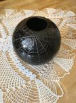Okrogla črna keramična vaza