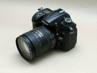 Nikon D7000 z objektivom Nikon Nikkor AF-S 16-85 1:3,5-5,6 GED - VR