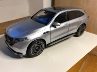 Mercedes-Benz EQC 400 4matic (z osvetlitvijo) - 1:18 NZG