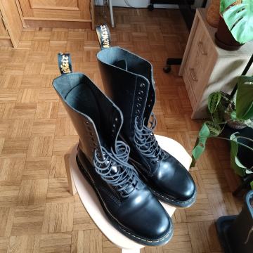 Dr. Martens bulerji na 14 lukenj, številka 46