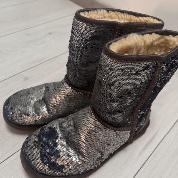 ORIGINAL UGG BLEŠČIČASTO MODRI 40