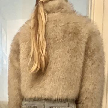 Kratka modna jakna iz umetnega krzna - faux fur velikost s/m