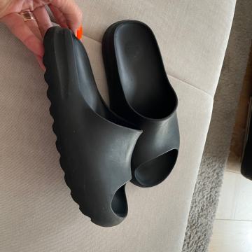 črni YEEZY natikači / slides vel.34. ADIDAS.