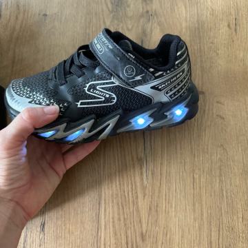 Skechers superge z lučkami, 28