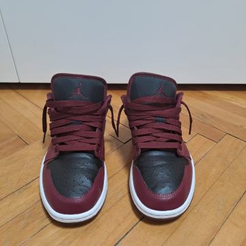 Nike air jordan 1 low maroon, št.38