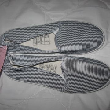 NOVI poletni čevlji Slip on Blue motion št.39, več različnih parov