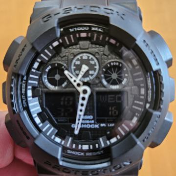 CASIO-G-SHOCK nova ura, nov model...črno/bela barva