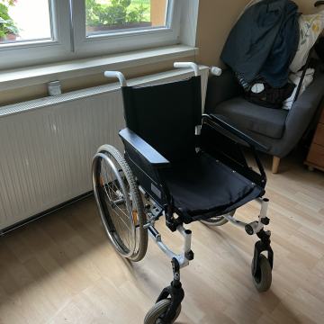 Dobro ohranjen invalidski voziček na ročni pogon