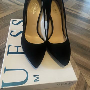 GUESS ZENSKA OBUTEV ST.36 15€