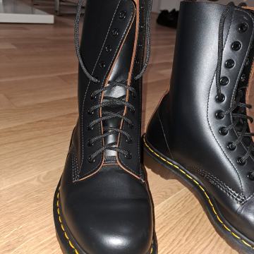 Čisto novi Dr. Martens Original (Moški Št. 41 in 42 odvisno od stopal)