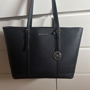 MICHAEL KORS original črna torbica