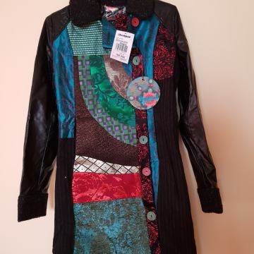 DESIGUAL NOV PLAŠČ Z ETIKETO S/M MPC 229€