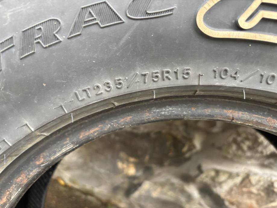 Pnevmatike Goodyear 235/75/15 celoletna Količina: 4