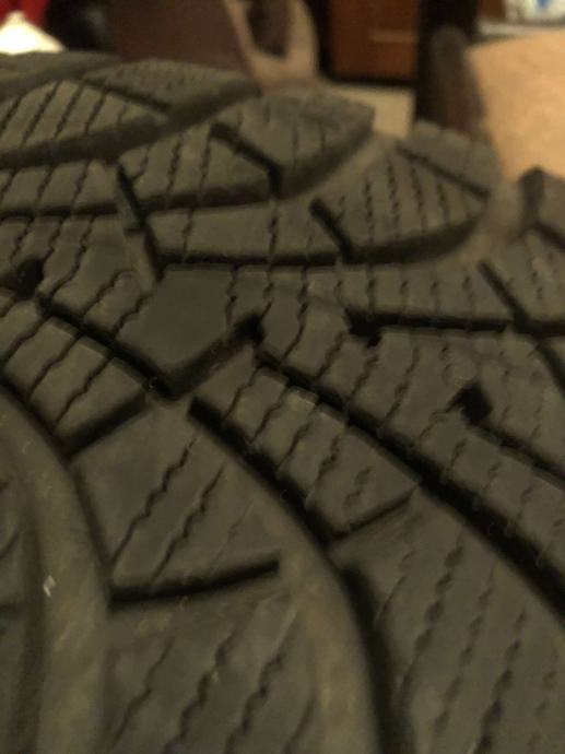 Pnevmatike Goodyear 205/55/16 zimska Količina: 4, 15€ kos, 60€ komp.