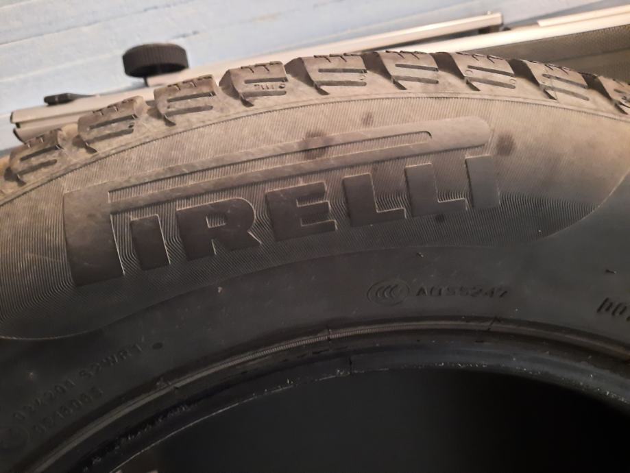 Pnevmatike Pirelli 215/60/16 zimska Količina: 2