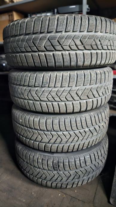 Pnevmatike Pirelli 215/60/16 zimska Količina: 4