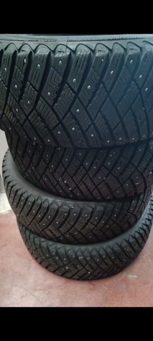 Pnevmatike Goodyear 225/50/17 zimska Količina: 4