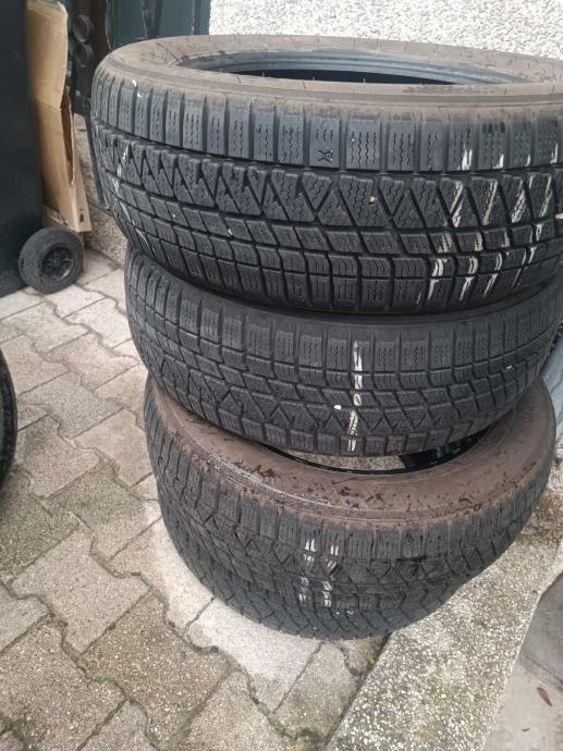 Pnevmatike Kumho 215/60/17 zimska Količina: 4