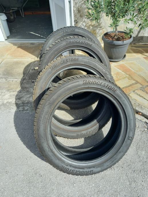 Pnevmatike Bridgestone 215/50/18 zimska Količina: 4