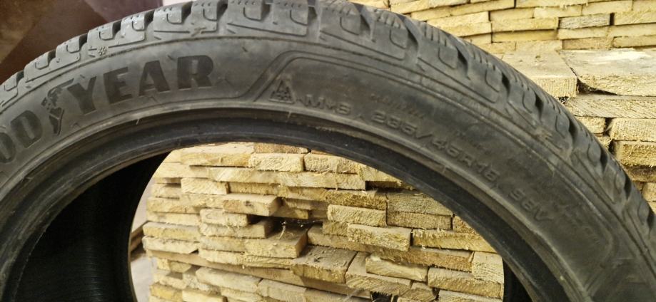 Pnevmatike Goodyear 235/45/18 zimska Količina: 4