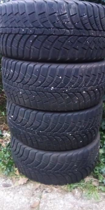 Pnevmatike Kumho 245/40/18 zimska Količina: 4