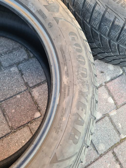 Pnevmatike Goodyear 255/55/19 zimska Količina: 2