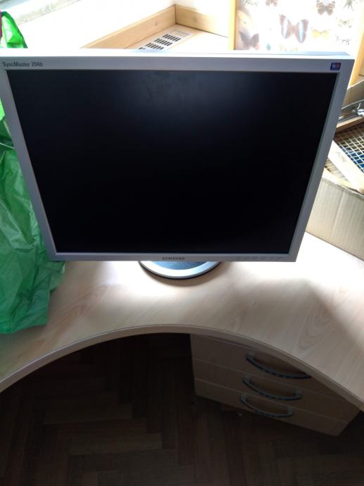 21" inč LCD monitor