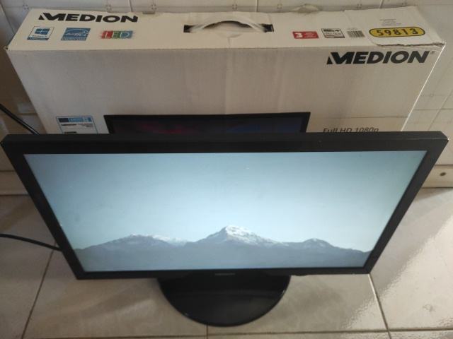 59,9cm 16:9 LED DVI/HDMI/VGA monitor (brez poštnine) + stenski nosilec