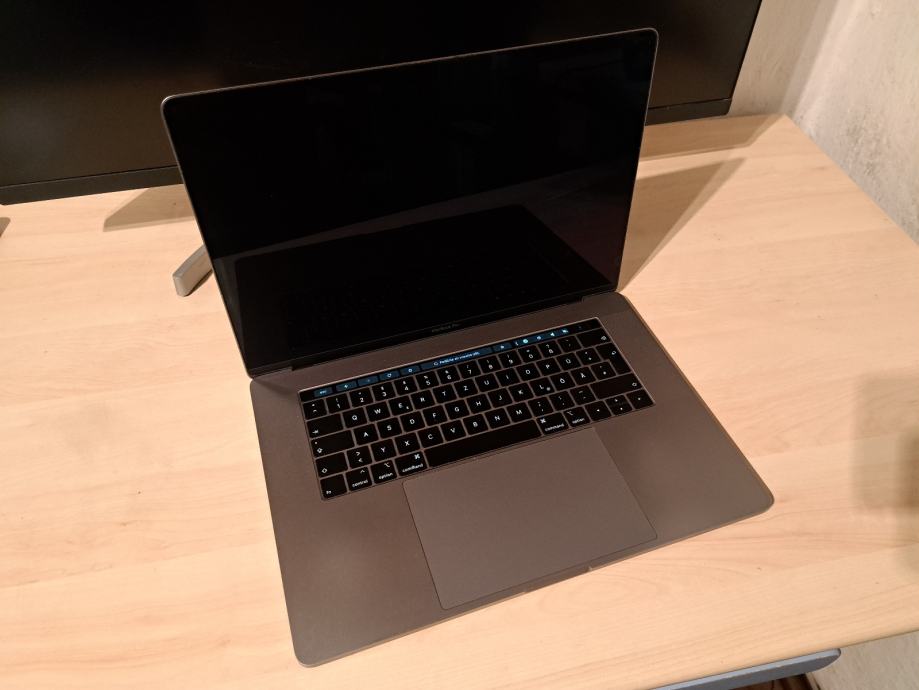 Apple Macbook Pro 15" 2018 i7 32GB (nedelujoč ekran)