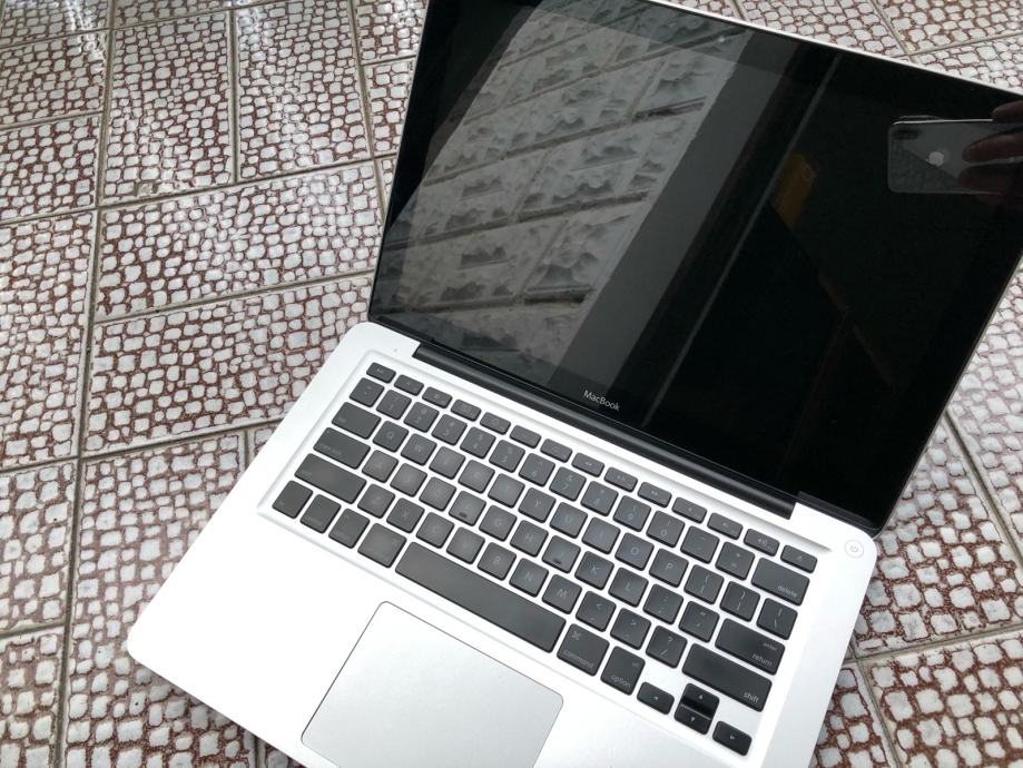 MacBook 13 500GB SSD 6GB Ram