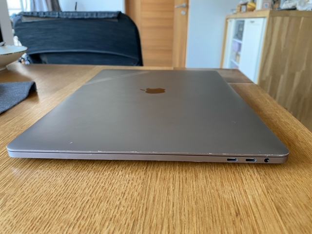 Macbook Pro 15" 2018/2019 6C - i7 | 16 GB RAM | 500gb SSD | 560x 4GB