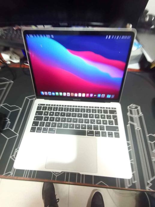 MacBook pro 2017 retina i5,  baterija 17 ciklov