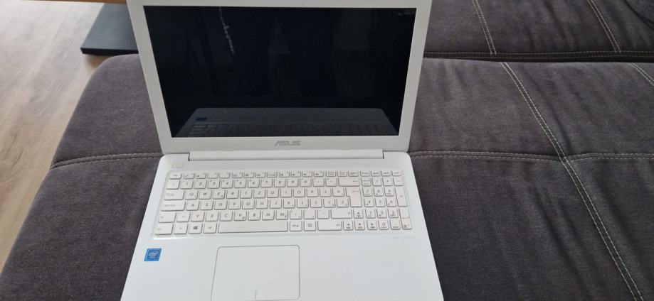 Prenosnik ASUS 17"