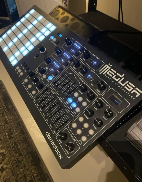 sintetizator Polyend & Dreadbox Medusa.