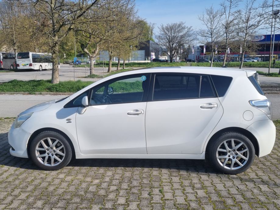 Toyota Verso 2.2 avtomatik, 7 sedežev avtomatik