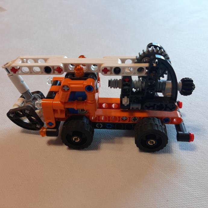 SESTAVLJENI LEGO AVTOMOBILI