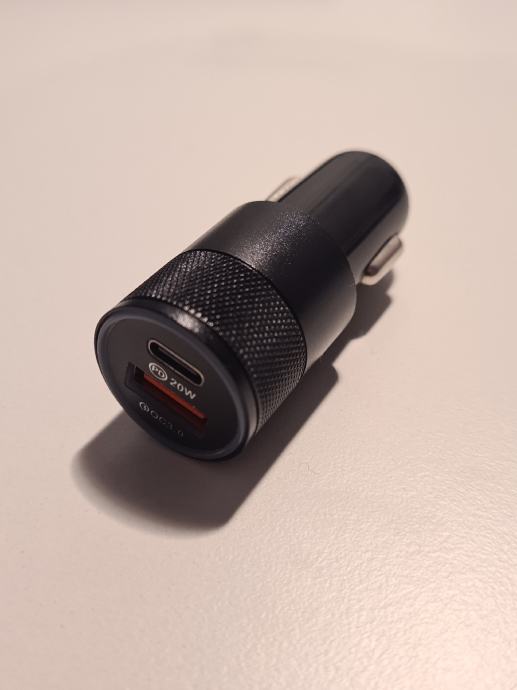 Hiter USB-C in USB-A polnilec za avto.