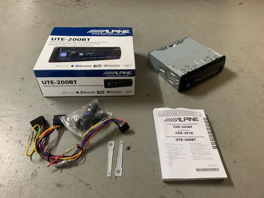 Avtoradio Alpine UTE-200BT (bluetooth, rgb)