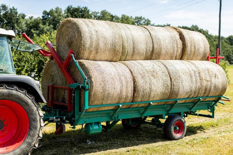 Traktorska prikolica za okrogle bale