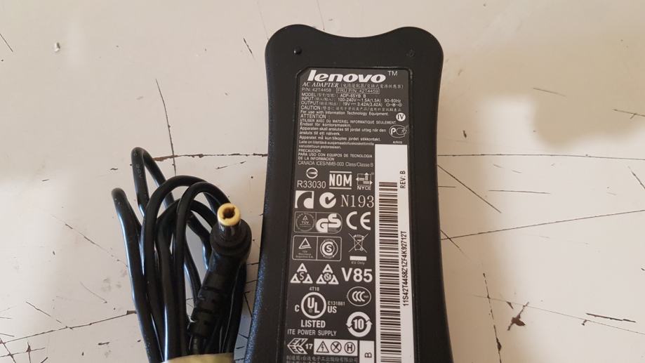 Lenovo polnilec