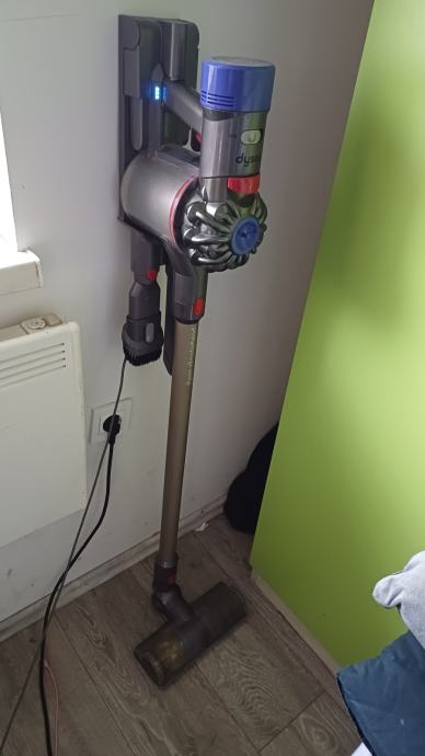 Dyson V8