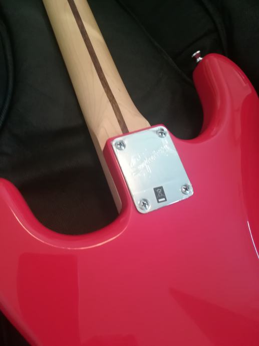 Squier Bullet Strat Red Fiesta (fiksni tremolo)+ dodatki